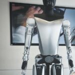 Treffen mit dem #teslabot #optimus von Tesla Motor, der Vorgänger von #cyberdinesystems #model101. Beachten, seine CPU ist ein neuronaler Netzprozessor, ein Lerncomputer.